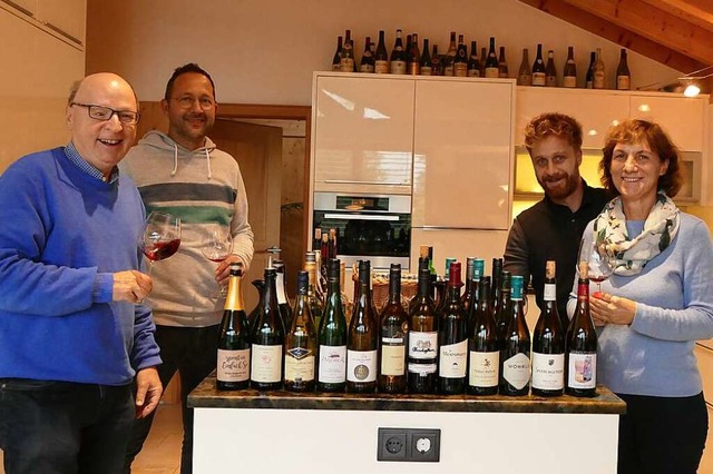 Barbara und Julian Huber, Martin Frey ...ie erste Breisgau-Weinbox  ausgewhlt.  | Foto: Axel Heimburger