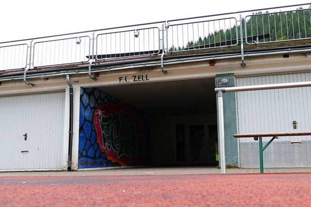 Auf dem Weg in die Kabine im Stadion d...Singen zu Boden geworfen und getreten.  | Foto: Sattelberger