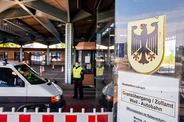 Ein Beamter der Bundespolizei kontroll...s der Schweiz einreisenden Autofahrer.  | Foto: Philipp von Ditfurth (dpa)