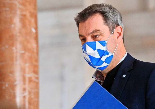 Markus Sder mit  Maske in den bayerischen Landesfarben  | Foto: Peter Kneffel (dpa)