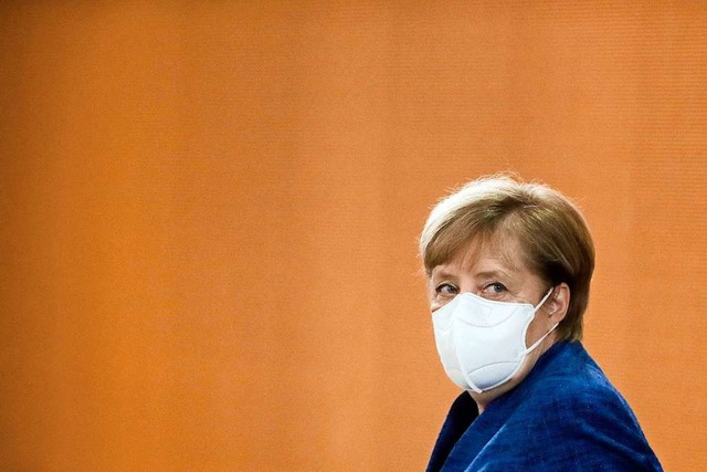 Bundeskanzlerin Merkel vor der Sitzung des Bundeskabinetts  | Foto: Markus Schreiber (dpa)