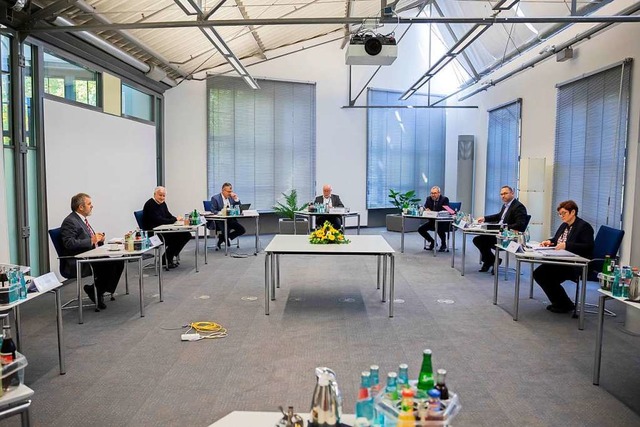 Mit Abstand: die Sitzung der Tarifverhandlungen  | Foto: Christoph Soeder (dpa)