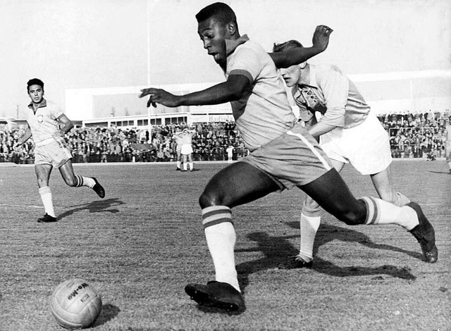 Der brasilianische Star-Strmer Pele (...spiel aus vollem Lauf ein Tor zum 5:1.  | Foto:  (dpa)