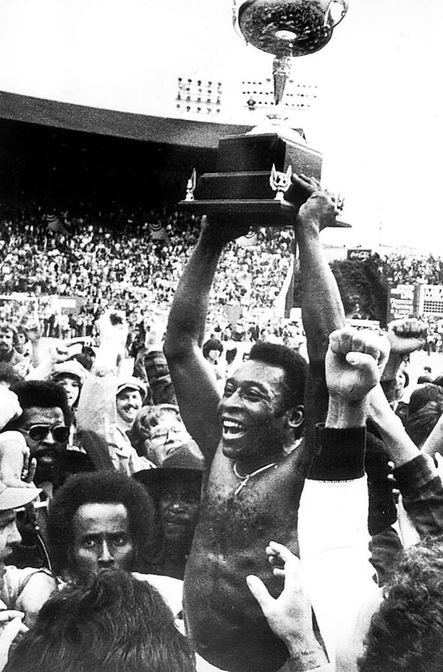 Pel jubelt mit dem US-Meisterpokal am 29.08.1977 im Stadion in Portland.  | Foto: dpa