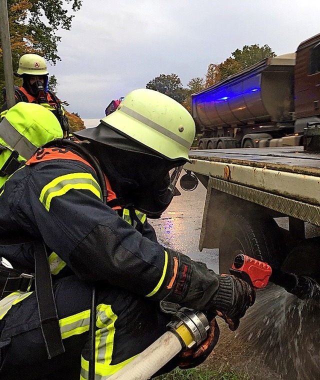 Die Feuerwehr khlt eine hei gelaufene Bremse.  | Foto: Feuerwehr Offenburg