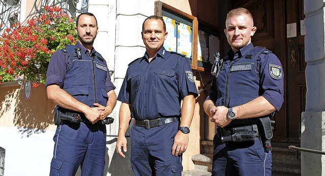 Die Stadtpolizisten Patrick Selmer (li...rde, ist stolz auf seine Mitarbeiter.  | Foto: Schlichter, Juliane