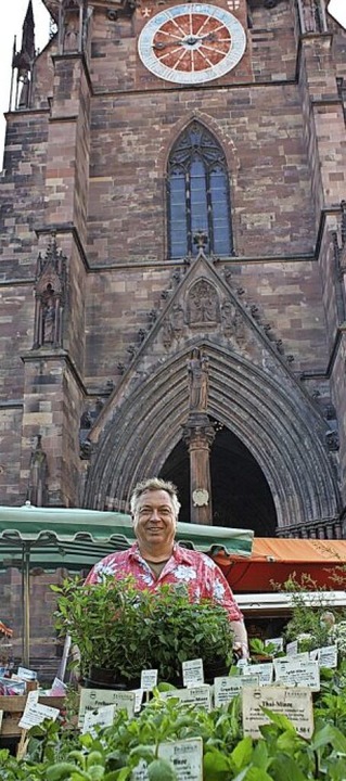 Klaus Friedrich vor seinem Stand auf dem Freiburger Münstermarkt  | Foto: Gabriele Fässler
