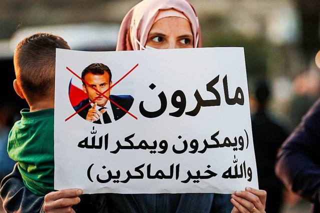 Protest gegen  Emmanuel Macron in der ...bewohnten Stadt Umm al-Fahm in Israel.  | Foto: AHMAD GHARABLI (AFP)