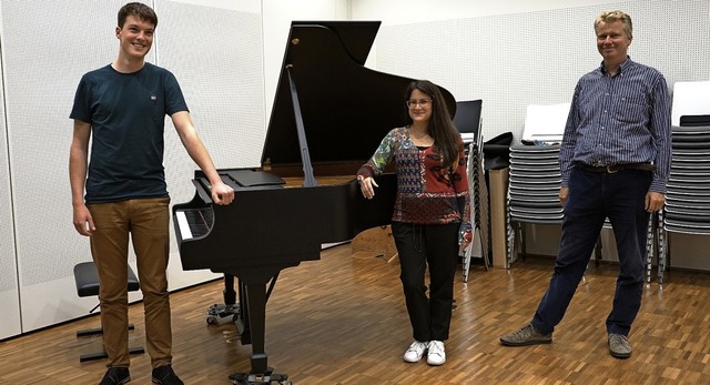 Michel Miersch mit Lehrerin  Vanja Kou...und Musikschulleiter  Stefan Goeritz.   | Foto: Stadt Waldkirch