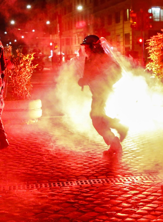 Bei  Protesten gegen die Ausgangssperr...lizisten mit Brandkrpern angegriffen.  | Foto: Cecilia Fabiano