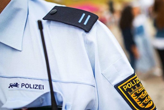 Auch Polizeifreiwillige tragen Uniform und Hoheitsabzeichen.  | Foto: Christoph Schmidt (dpa)