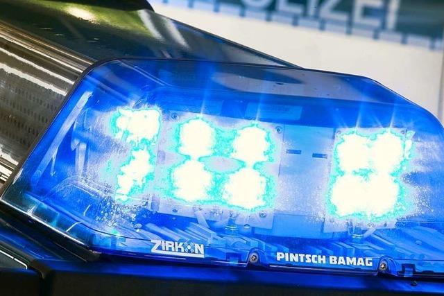 In Bad Bellingen haben Unbekannte mutwillig auf die Frontscheibe eines Autos eingeschlagen