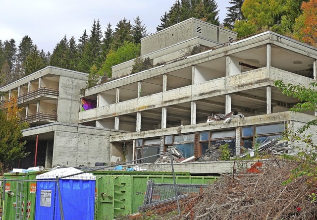 Der gewaltige, 50 Jahre alte Betonbau ... sollen hier 52  Wohnungen entstehen.   | Foto: Manfred G. Haderer