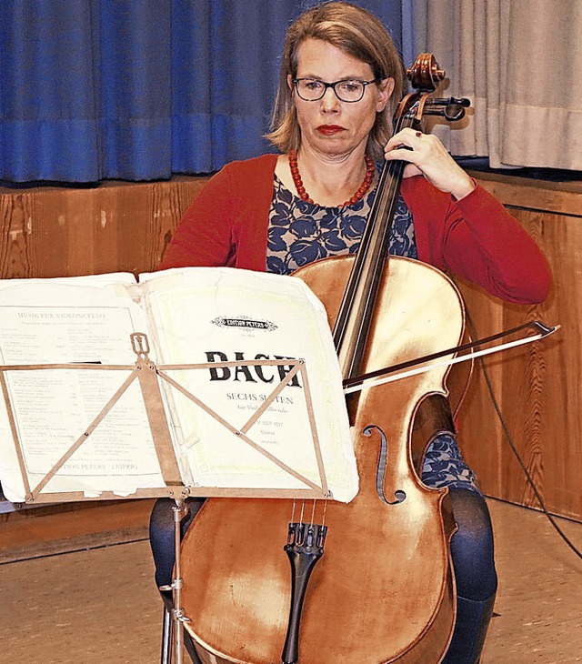 Cellistin Eva Rhein spielte zur musikalischen Unterhaltung.  | Foto: Gudrun Gehr