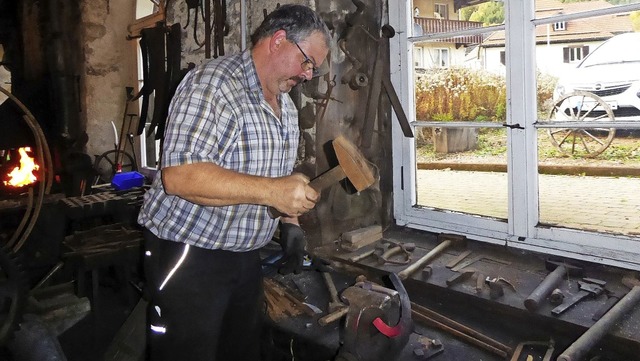 Wird bei der nchsten Trauung noch geb...homas Gehring geschmiedete  Hufeisen.   | Foto: Roland Gutjahr