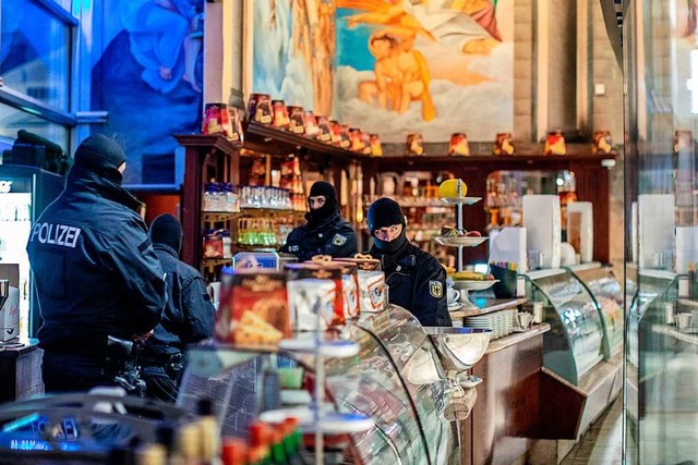 Polizisten bei einer Razzia in einem Eiscaf in Duisburg  2018.  | Foto: Christoph Reichwein