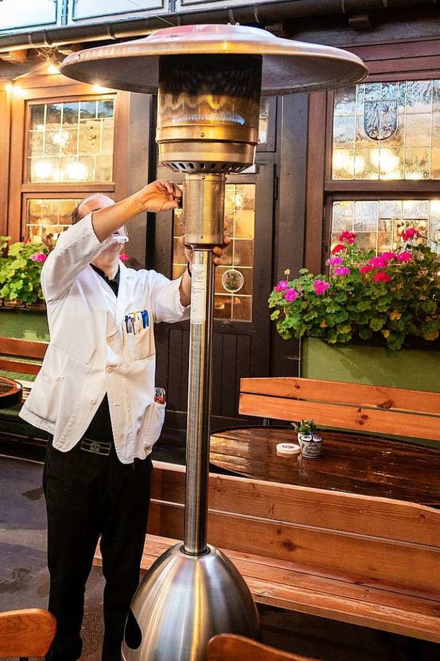 Heizpilze sollen der Gastronomie auch ...e bringen, die drauen sitzen mchten.  | Foto: Frank Rumpenhorst (dpa)