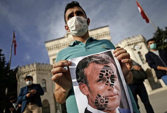 Ein Schuhabdruck im Gesicht von Frankr...t ein Mann in Istanbul seinen Protest.  | Foto: Emrah Gurel (dpa)