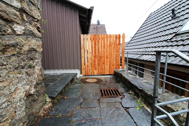 Auf einmal ist in Istein der Durchgang...Schenkenschlssle zur Kirche gesperrt.  | Foto: Reinhard Cremer