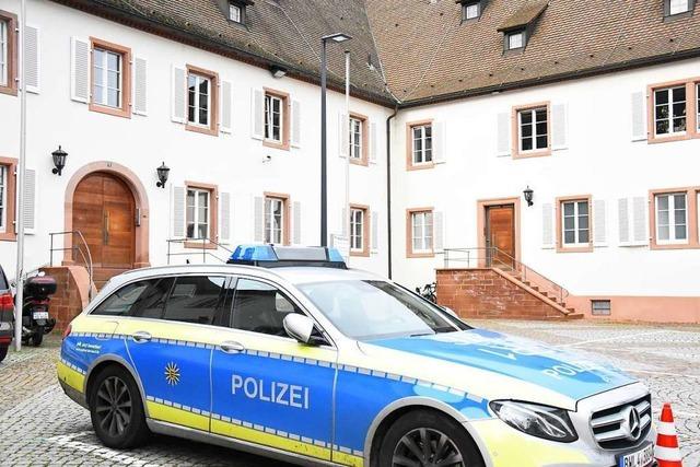 Rund 20 Menschen protestieren vor dem Lrracher Polizeirevier