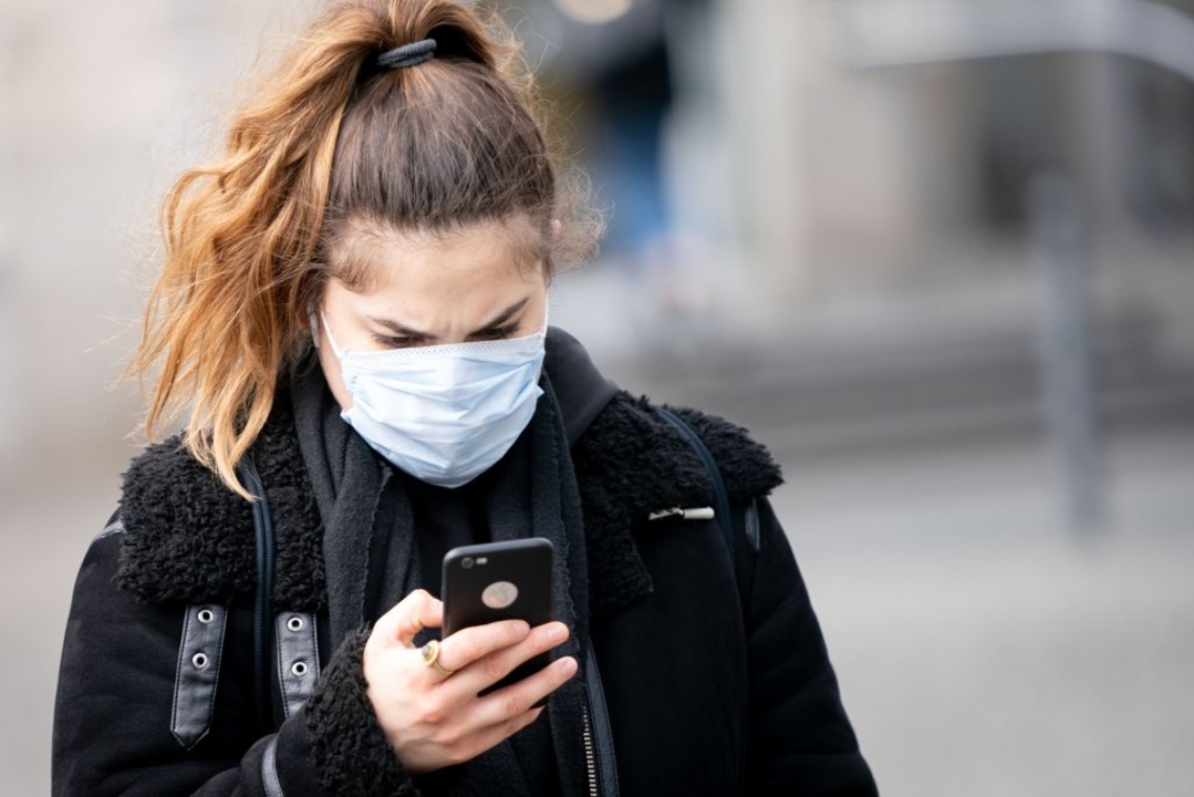 Manchmal taugt die Whatsapp-Gruppe als Informationsquelle (Symbolbild)  | Foto: Kay Nietfeld (dpa)