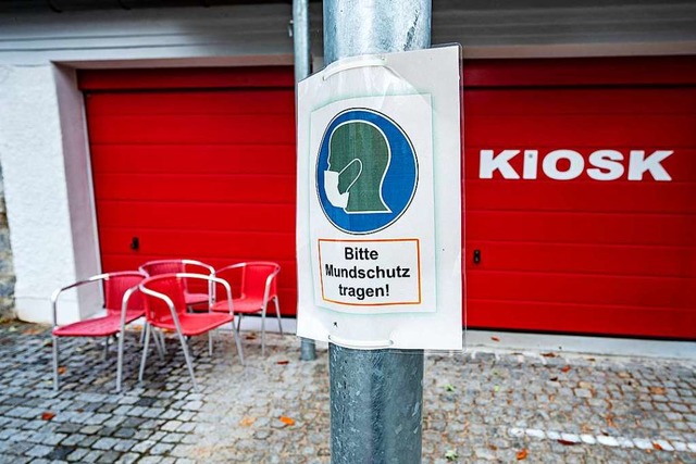 Bitte Mundschutz tragen!  steht vor einem Kiosk  | Foto: Armin Weigel (dpa)
