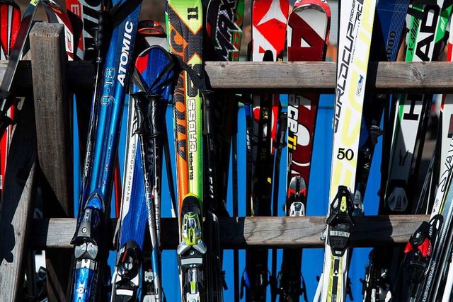 Ein paar neue alte Skier fr die komme...ortsachen-Flohmarkt im Haus der Jugend  | Foto: Florian Schuh
