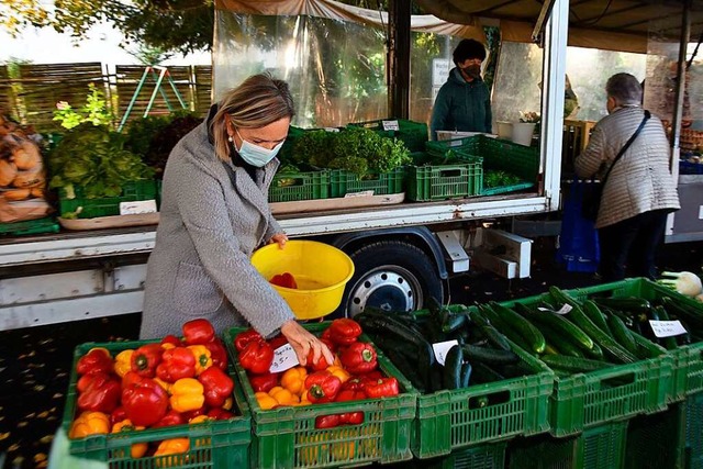 Der Betrieb geht auf dem Wochenmarkt W...r &#8211; und doch ist manches anders.  | Foto: Heinz und Monika Vollmar