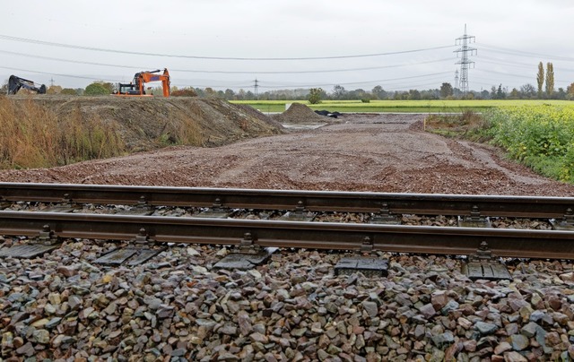 Die Bauarbeiten fr den neuen Bahnber...strecke fr fnf Wochen gesperrt wird.  | Foto: Martin Wendel