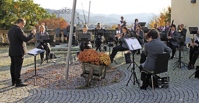 Die Stadt- und Feuerwehrmusik Laufenbu...Laufenburg ein Konzert zur Kaffeezeit.  | Foto: Michelle Gntert