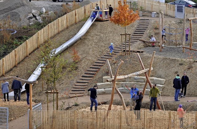 Die Kinder testeten den Spielplatz nach der Erffnung ausgiebig.  | Foto: Jutta Schtz