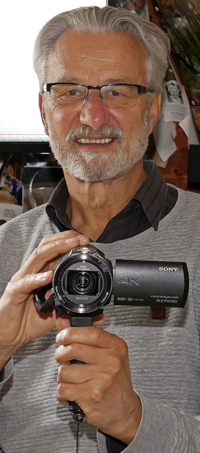 Hanspeter Schmider mit seiner Kamera   | Foto: Eva Korinth
