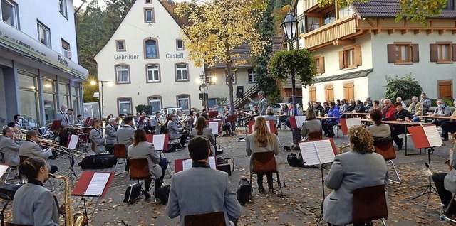 Man hielt Abstand, beim Jahreskonzert ...eins Katzenmoos auf dem Nikolausplatz   | Foto: Kurt Meier