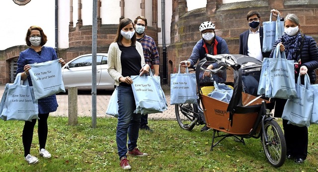 Mirjam Feiel, Gemeindereferentin, Han...n gut badisches Essen verteilt wurde.   | Foto: barbara Puppe