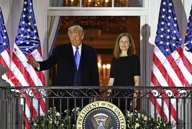 Donald Trump mit Amy Coney Barrett auf dem Balkon des Weien Hauses  | Foto: BRENDAN SMIALOWSKI (AFP)