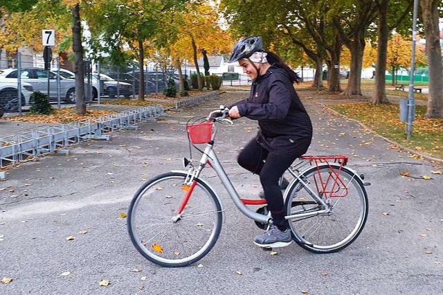 Nasrin Khalaf aus dem Irak hat Fahrradfahren erst in Deutschland gelernt.  | Foto: Theresa Steudel
