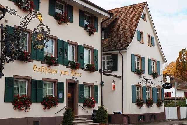 Der Gasthaus &#8222;Spatz&#8220; (rechts) ffnet in Krze als Pop-up-Restaurant.  | Foto: Herbert Frey