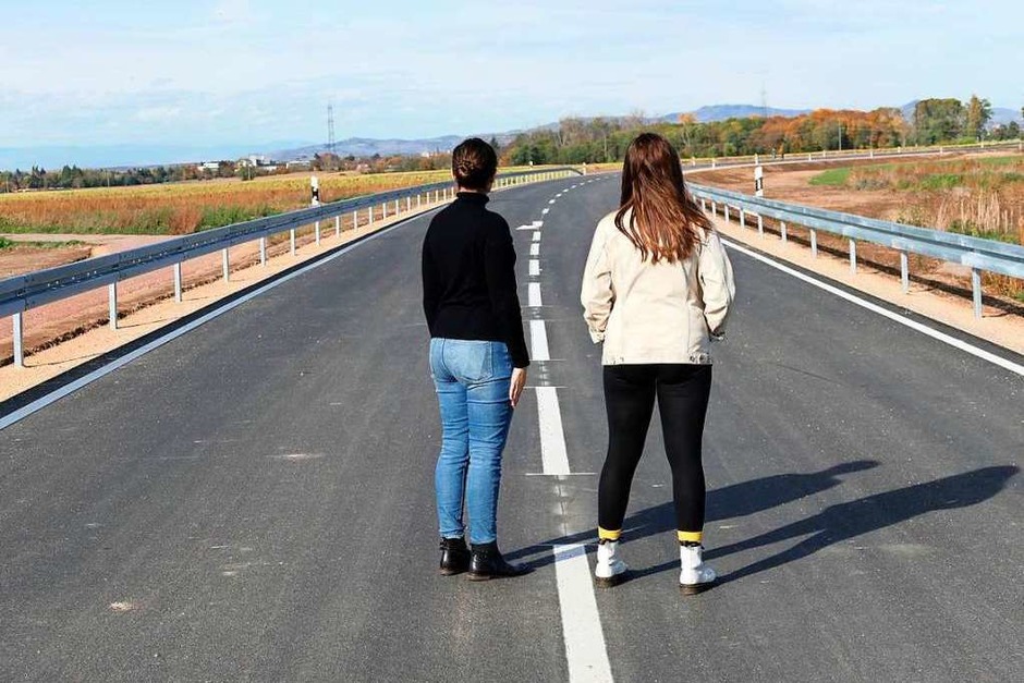Die letzten Feinarbeiten sind erledigt – seit 6. November ist der komplette erste Bauabschnitt der Staufener Umfahrung für den Verkehr freigegeben. Bis dahin war die neue Straße beliebtes Ziel für Fußgänger, Radler und Inliner. (Foto: Hans-Peter Müller) Die letzten Feinarbeiten sind erledigt – seit 6. November ist der komplette erste Bauabschnitt der Staufener Umfahrung für den Verkehr freigegeben. Bis dahin war die neue Straße beliebtes Ziel für Fußgänger, Radler und Inliner. (Foto: Hans-Peter Müller)