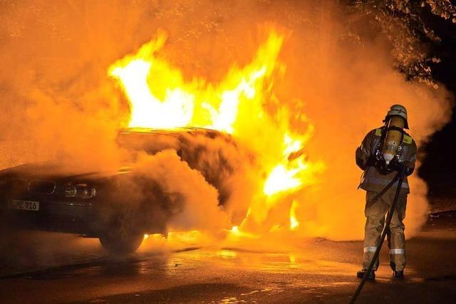 Unbekannte znden Autos in Freiburg-Landwasser an