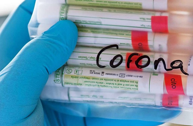 Ein Medizinlabor aus Augsburg hat nach...itive Corona-Testergebnisse geliefert.  | Foto: Hendrik Schmidt (dpa)