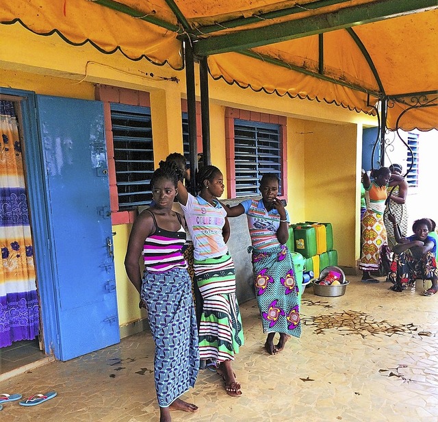 Schlerinnen vor dem farbenfrohen neuen Mdchenwohnheim in Ouahigouya.  | Foto: Georges Bazi