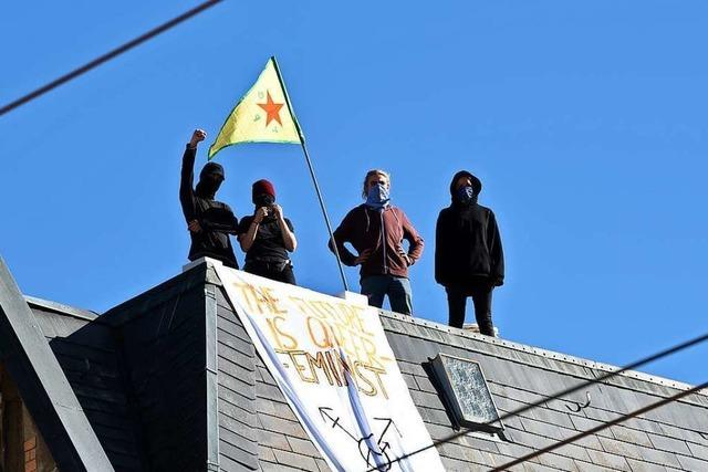 Hausbesetzer aus Freiburg zu Geldstrafe verurteilt – Proteste vor dem Gericht