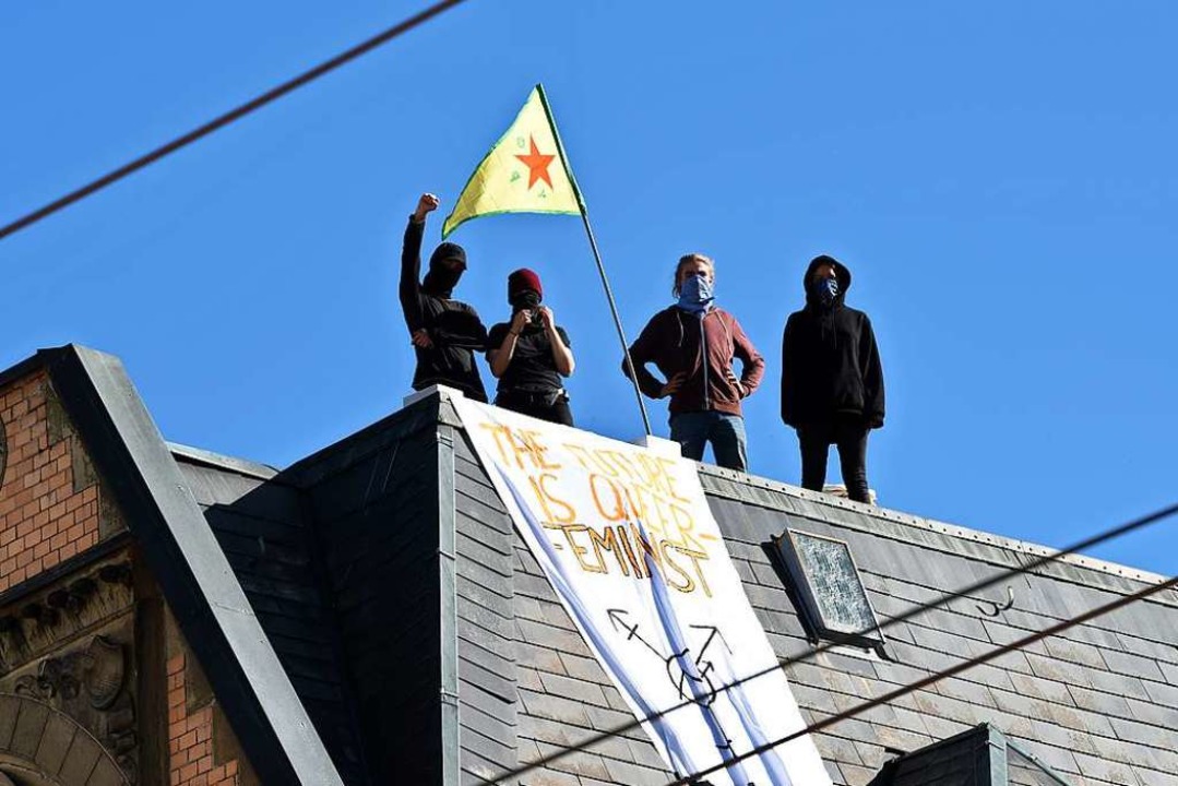 Zehn Aktivisten, die im Oktober 2019 e...sich derzeit vor Gericht verantworten.  | Foto: Rita Eggstein