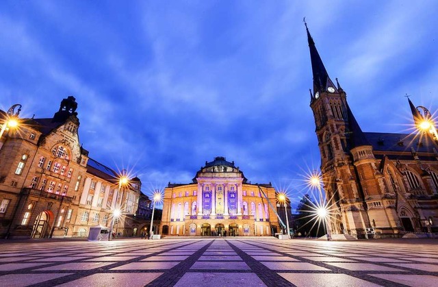 Chemnitz &#8211; der illuminierte Platz vor dem Opernhaus  | Foto: Jan Woitas (dpa)