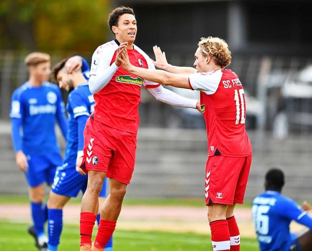 Freudentnzchen: Nishan Burkart (links...weite des SC im Spiel gegen Bahlingen.  | Foto: Achim Keller
