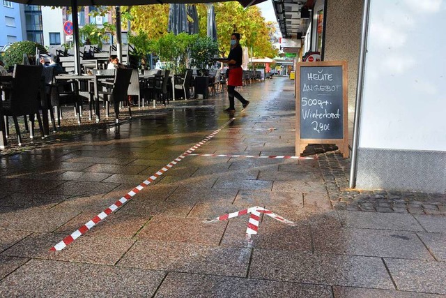 Da geht&#8217;s lang: Markierungen am ...noch gengend Platz, um vorbeizugehen.  | Foto: Hannes Lauber