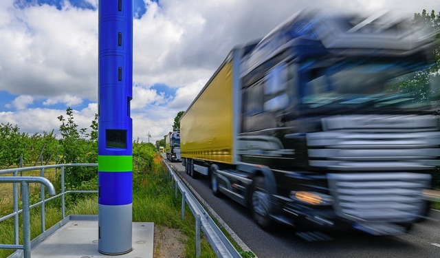 Die Maut fr Lastwagen ab 7,5 Tonnen w...traen solche blauen Erfassungssulen.  | Foto: Patrick Pleul