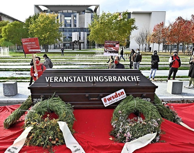 Am Mittwochnachmittag demonstrierte di...nzleramt mit drastischer Inszenierung.  | Foto: TOBIAS SCHWARZ (AFP)