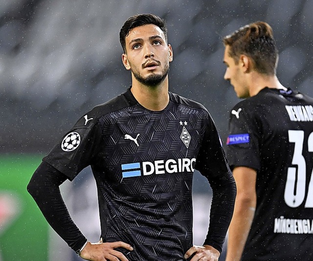 Ramy Bensebaini (links) und Florian Neuhaus nach dem Abpfiff in Mnchengladbach  | Foto: Marius Becker (dpa)