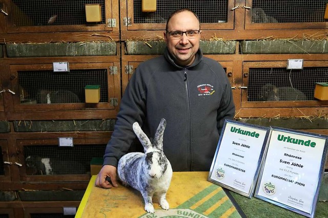 Hobbyzchter Sven Jhle vom Kleintierz...aninchenrasse &#8222;Rhnrexe&#8220;.   | Foto: Christine Weirich